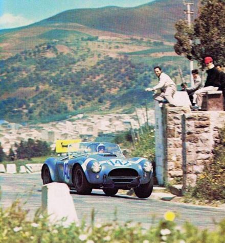 Phil Hill i Bob Bondurant - Shelby Cobra roadster.